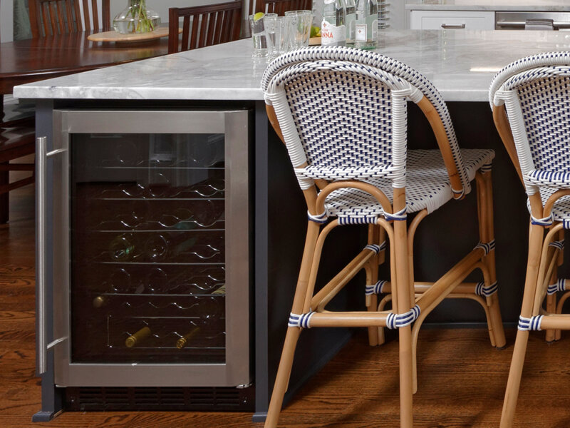 kitchen-design-island-beverage-fridge-mbrg1-800x600